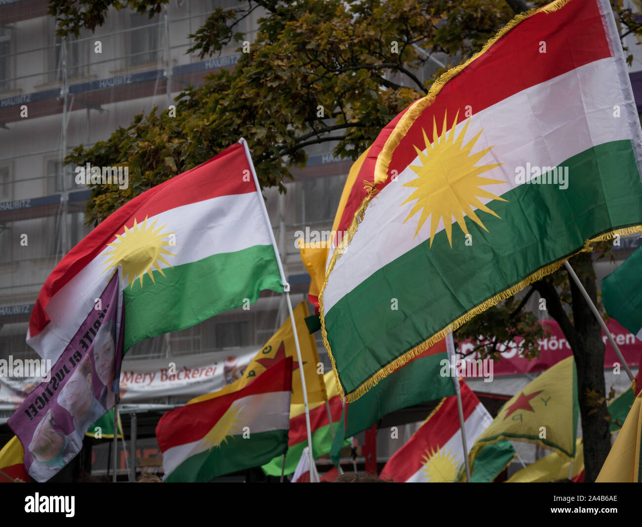 Berlín/Alemania, Oct 2019: Demostración y protestar contra la ofensiva turca y agresiones contra los kurdos en Siria, el Kurdistán y muchas banderas ypg Foto de stock