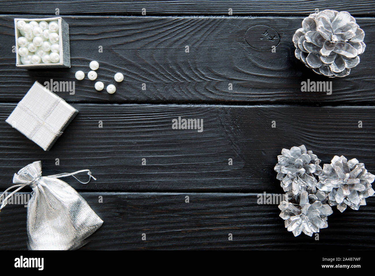 Decoraciones de plata año nuevo fotografías e imágenes de alta resolución -  Alamy