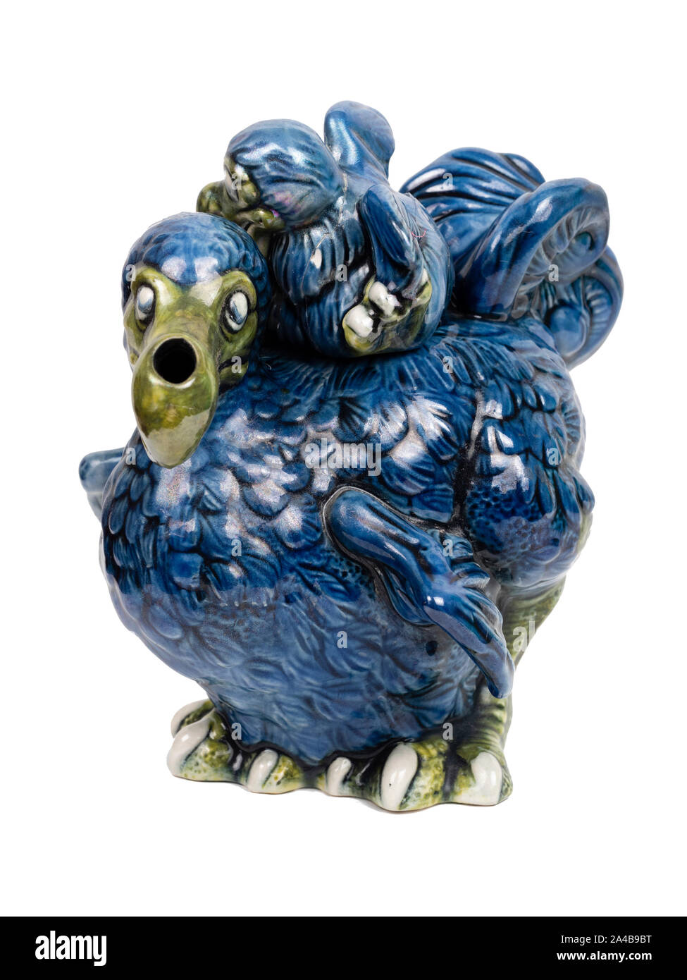Cardew cerámica azul de especies en peligro de extinción y el pollo dodo tetera ornamental sobre un fondo blanco. Foto de stock