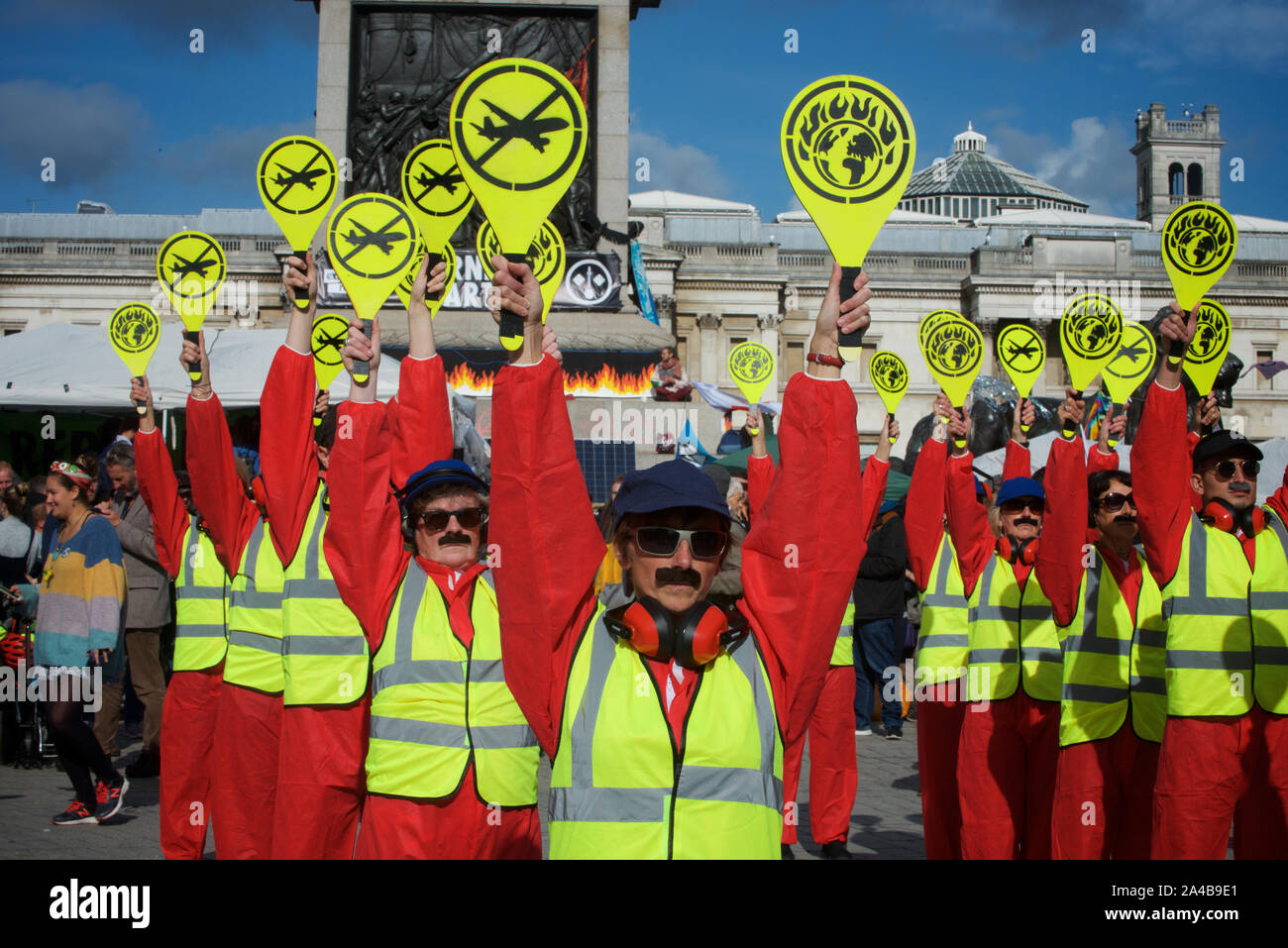 Extinción rebelión protesta continuó en Londres del 7 de octubre. El objetivo de la participación de las masas en la acción directa no violenta y la desobediencia civil fue llamar la atención sobre la crisis climática y la pérdida de biodiversidad. Extinción rebelión demandas son que los gobiernos decirle al público la verdad sobre el verdadero alcance de la crisis, tomar medidas ahora para reducir las emisiones de CO2 y establecer asambleas de ciudadanos para supervisar los cambios de política. Además, exigen que se tomen medidas para poner fin a la destrucción del mundo natural que conduce a la "sexta extinción masiva" de especies. Foto de stock