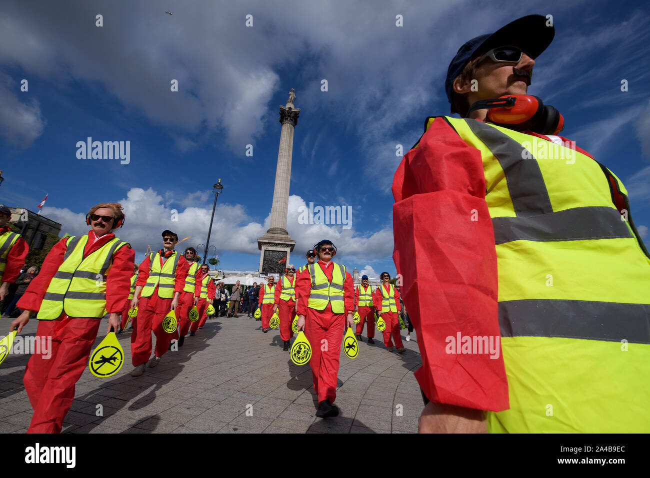 Extinción rebelión protesta continuó en Londres del 7 de octubre. El objetivo de la participación de las masas en la acción directa no violenta y la desobediencia civil fue llamar la atención sobre la crisis climática y la pérdida de biodiversidad. Extinción rebelión demandas son que los gobiernos decirle al público la verdad sobre el verdadero alcance de la crisis, tomar medidas ahora para reducir las emisiones de CO2 y establecer asambleas de ciudadanos para supervisar los cambios de política. Además, exigen que se tomen medidas para poner fin a la destrucción del mundo natural que conduce a la "sexta extinción masiva" de especies. Foto de stock