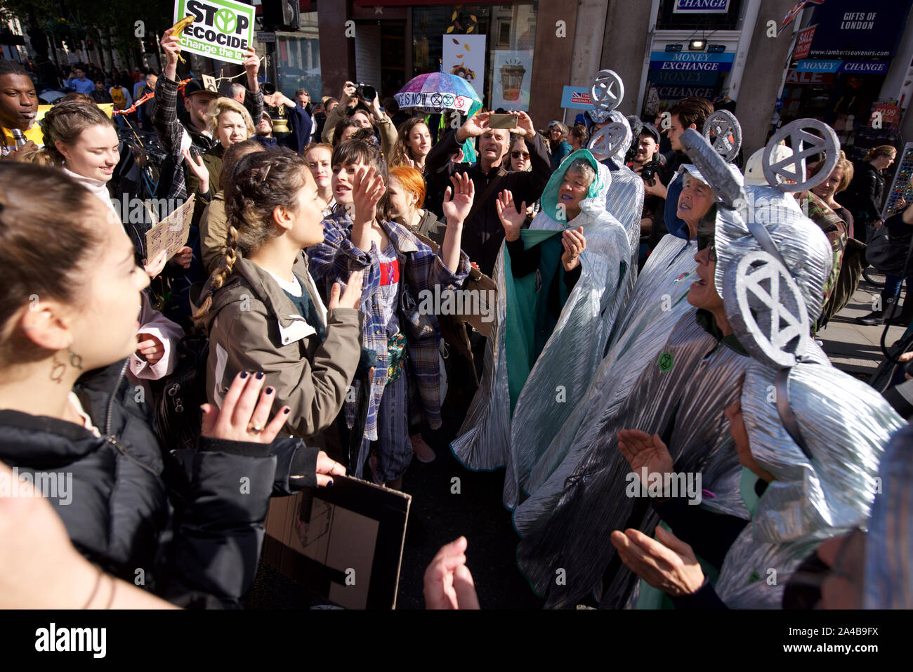 Extinción rebelión protesta continuó en Londres del 7 de octubre. El objetivo de la participación de las masas en la acción directa no violenta y la desobediencia civil fue llamar la atención sobre la crisis climática y la pérdida de biodiversidad. Extinción rebelión demandas son que los gobiernos decirle al público la verdad sobre el verdadero alcance de la crisis, tomar medidas ahora para reducir las emisiones de CO2 y establecer asambleas de ciudadanos para supervisar los cambios de política. Además, exigen que se tomen medidas para poner fin a la destrucción del mundo natural que conduce a la "sexta extinción masiva" de especies. Foto de stock