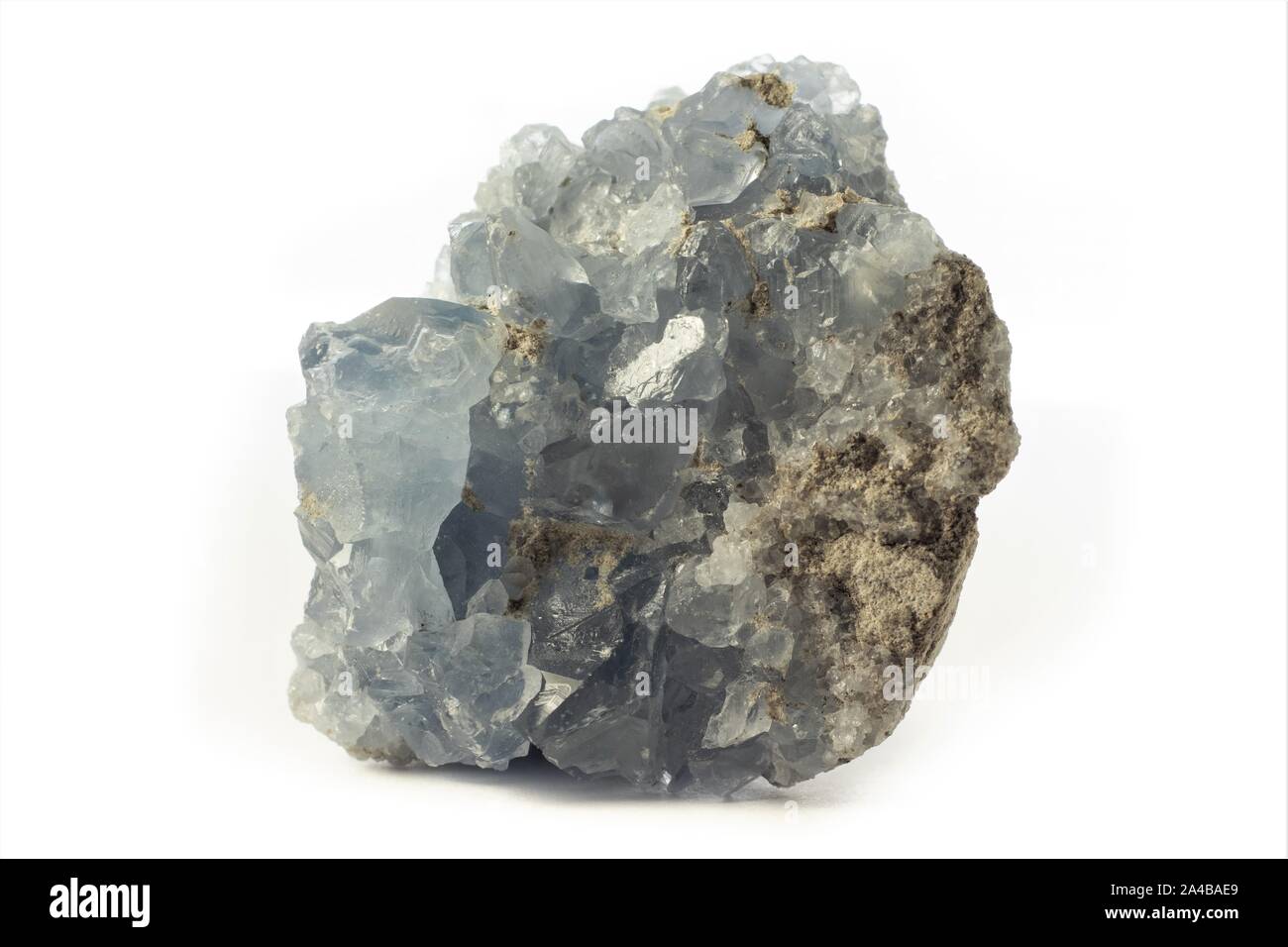 Roca de celestina azul mineral proveniente de Madagascar aislado sobre un fondo blanco puro Foto de stock