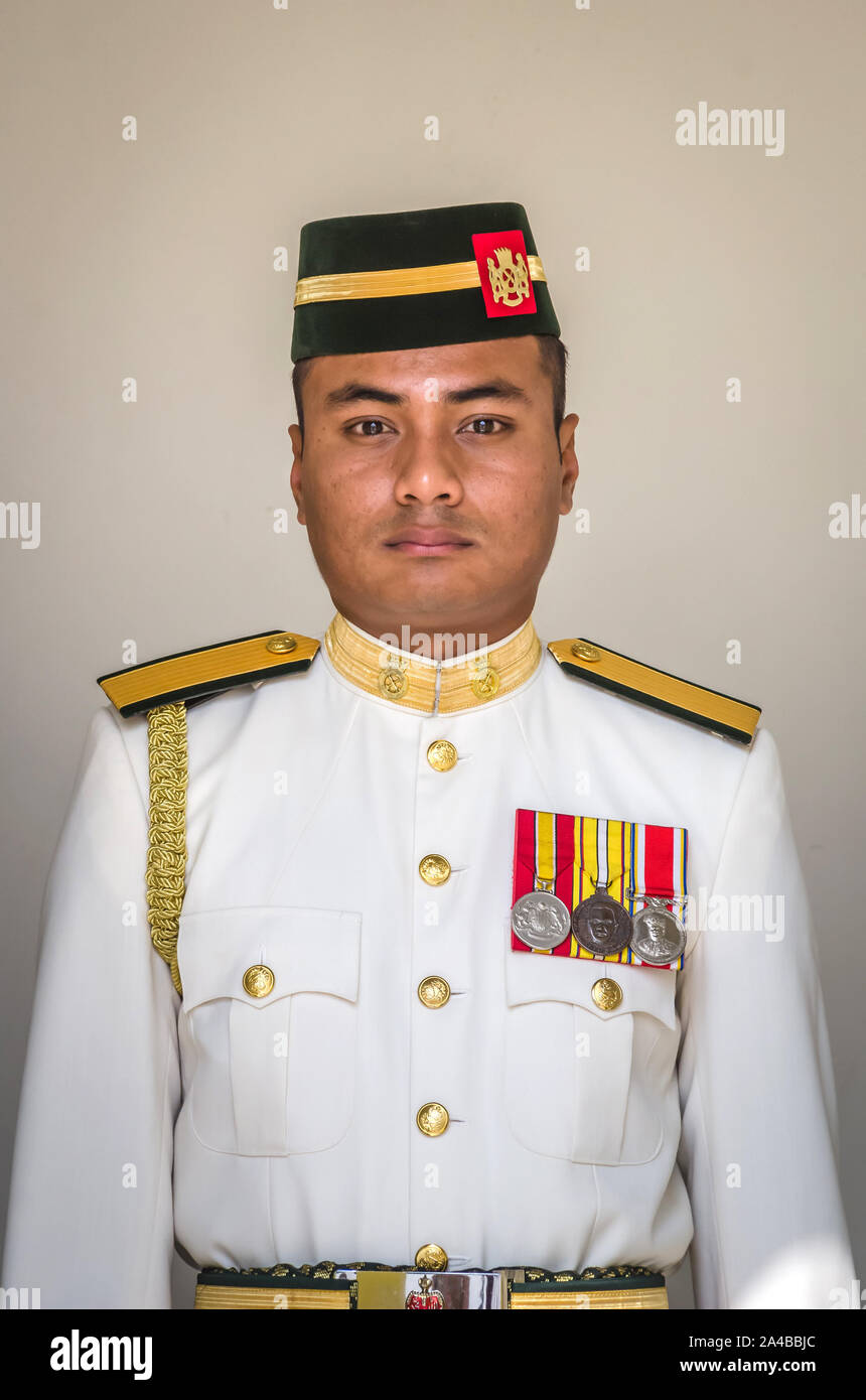 KUALA LUMPUR, MALASIA - Diciembre 18, 2018: de guardia en la residencia oficial, el Palacio del Rey de Malasia, el Istana Negara (Malayo de Palacio Nacional). Foto de stock
