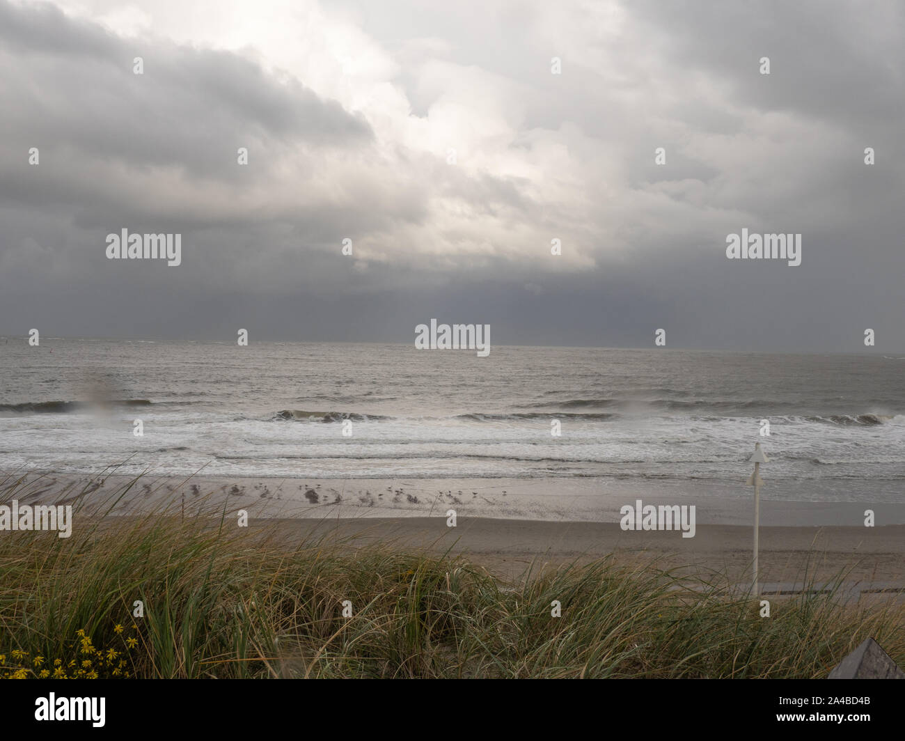 Stormy weather en la playa Foto de stock