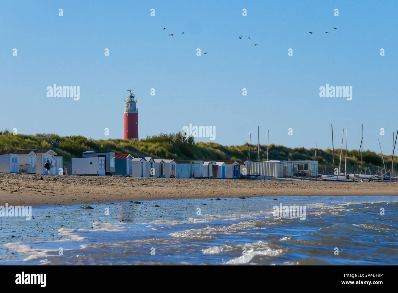 Vista del faro Eierland al lado de las Dunas de Texel en Holanda. Foto de stock