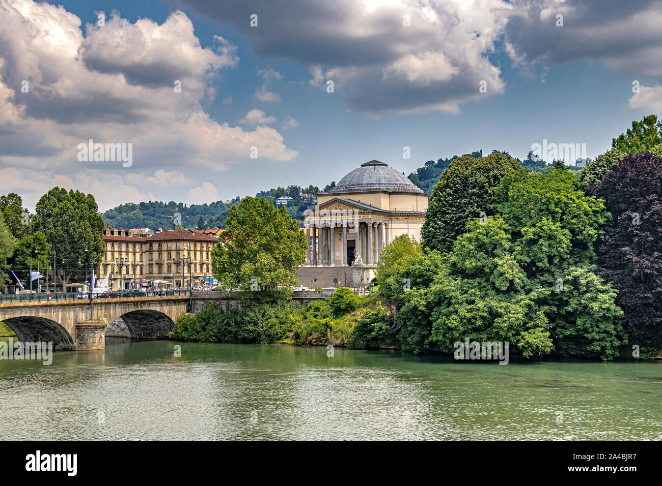 Chiesa Gran Madre di Dio hacia el río Po y el Ponte Vittorio Emanuele I puente en Turín, Italia Foto de stock