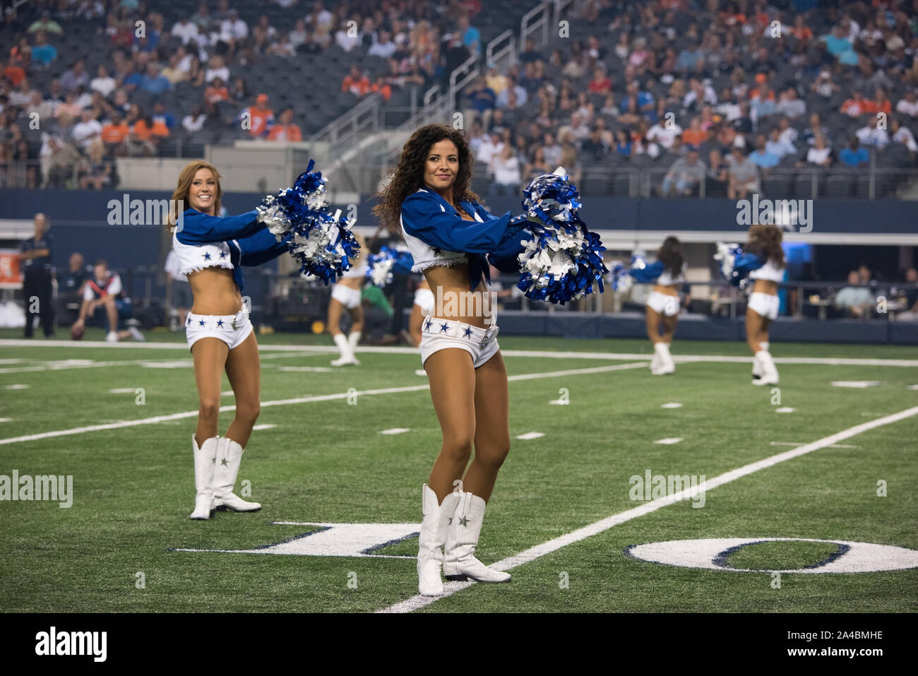 Los Dallas Cowboys Cheerleaders entretener a la multitud en un partido de Liga Nacional de Fútbol en el campo Inicio Cowboys AT&T Stadium en Arlington, Texas. Foto de stock