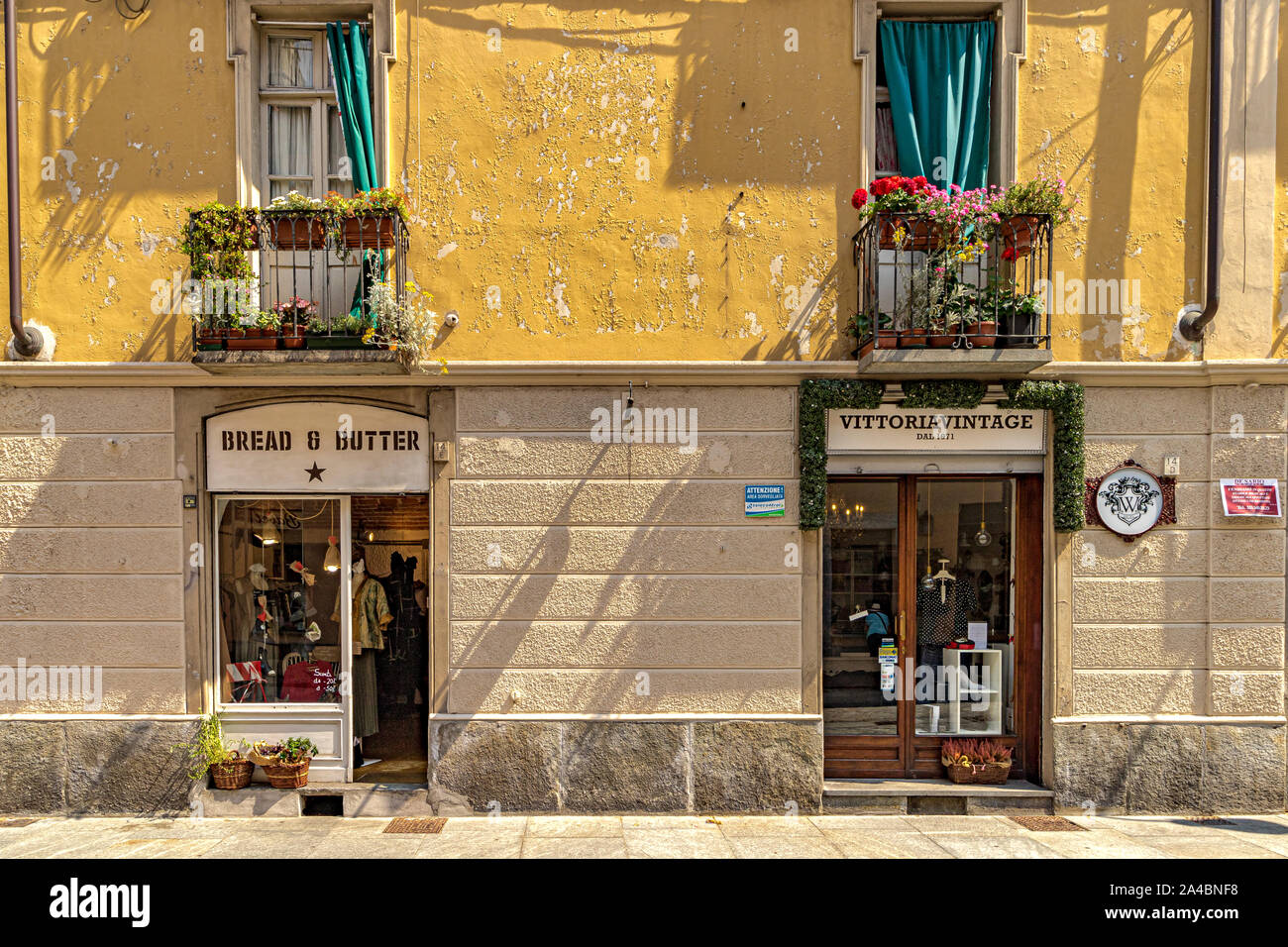 Tienda de ropa italiana fotografías e imágenes de alta resolución - Alamy