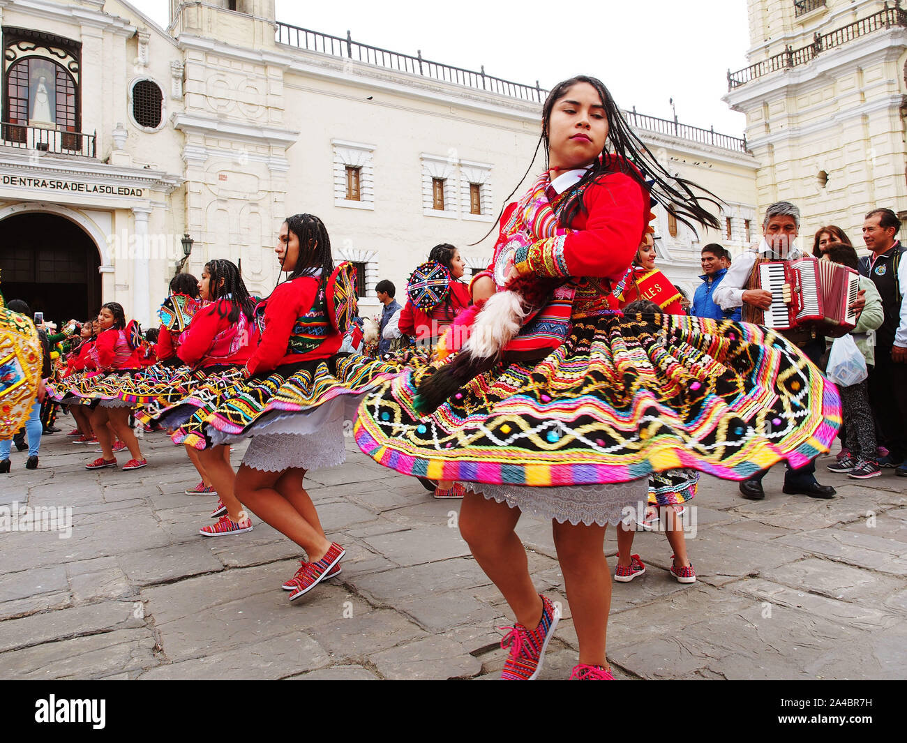 Una niña vistiendo trajes típicos bailando frente a una iglesia cuando se participa en el desfile de andina en el centro de Lima en Honor de la Virgen de la Natividad Fotografía Una niña vistiendo trajes típicos bailando frente a una iglesia cuando se participa en el desfile de andina en el centro de Lima en Honor de la Virgen de la Natividad Fotografía