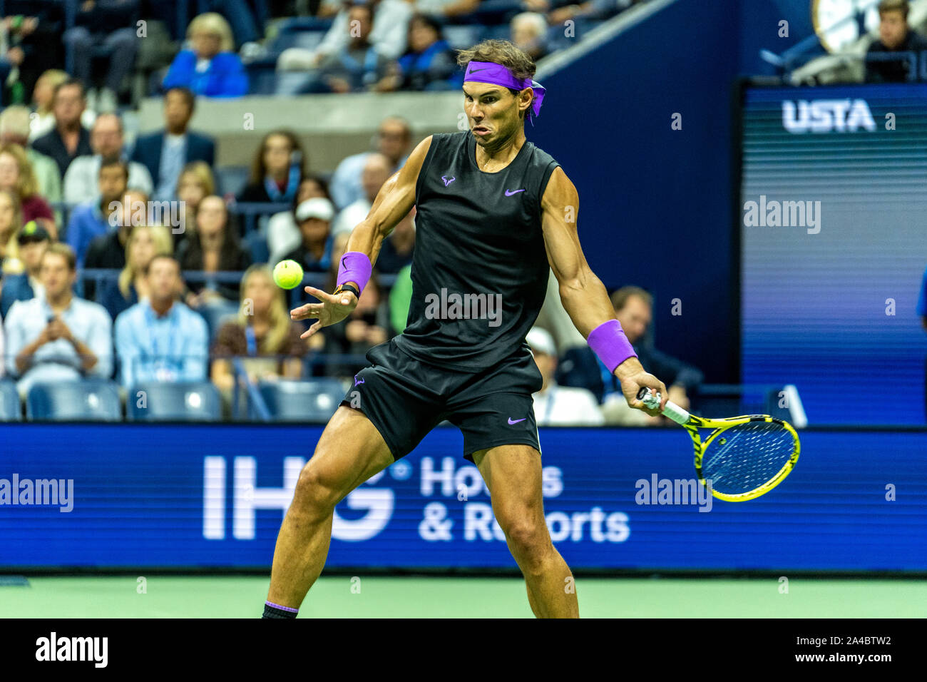 Rafael Nadal de España compitiendo en los hombres Semi-Finals en el 2019 el US Open de tenis Campeonato Foto de stock