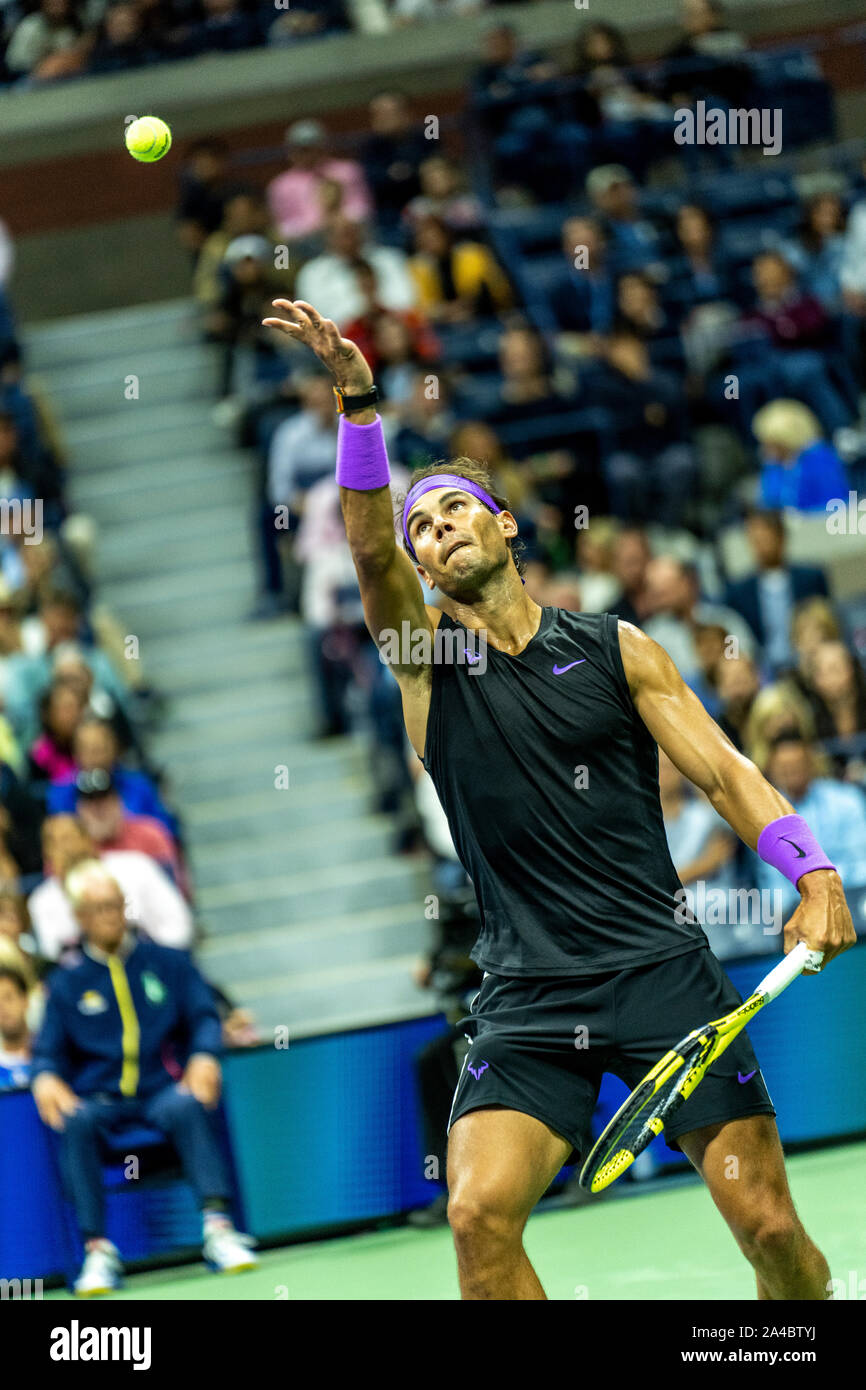 Rafael Nadal de España compitiendo en los hombres Semi-Finals en el 2019 el US Open de tenis Campeonato Foto de stock
