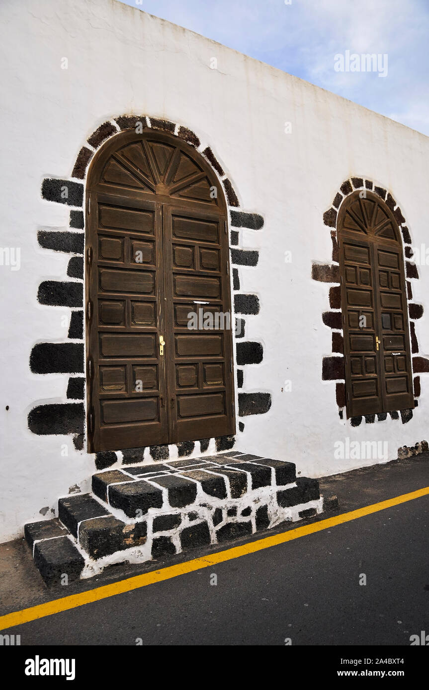 La arquitectura típica de las Islas Canarias en una casa con piedra volcánica y paredes blancas (Teguise, Lanzarote, Las Palmas, Islas Canarias, España) Foto de stock