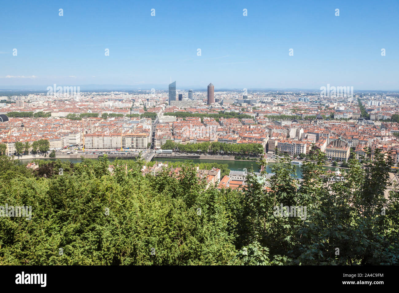 Vista panorámica de la antena con el horizonte de la ciudad de Lyon Lyon rascacielos visibles en el fondo y en el río Saône foregroud, con las calles estrechas de Foto de stock