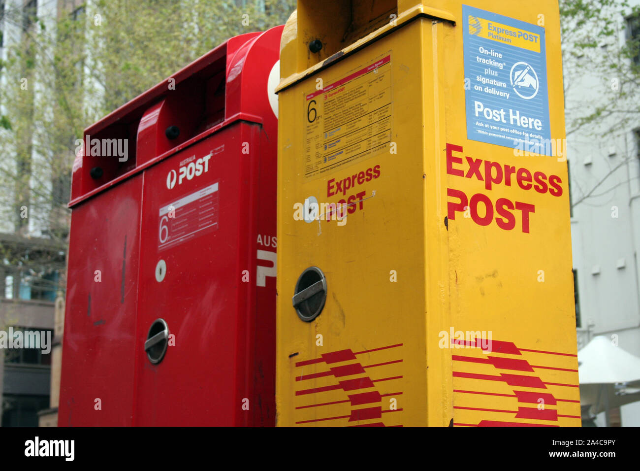 Del lado de la calle en Australia Post Mail boxes en la ciudad de Sydney, Australia. El rojo por correo normal y amarillo para expresar post (por la noche) Foto de stock
