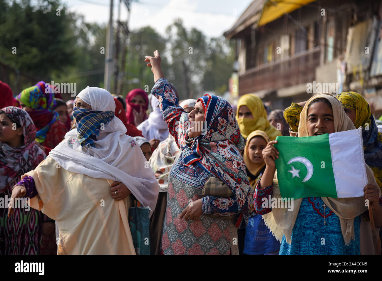 En Srinagar, India. 11 Oct, 2019. Manifestantes de cachemira gritar contra indios y pro libertad consignas durante la manifestación.Después de las oraciones del viernes cientos de personas participaron en una manifestación en el barrio de Soura. Las tensiones han ido en aumento desde el gobierno indio quita autonomía parcial de la región hace tres semanas. La información también ha sido escasa, como Internet y las redes móviles han sido bloqueados. Crédito: Sopa de imágenes limitado/Alamy Live News Foto de stock