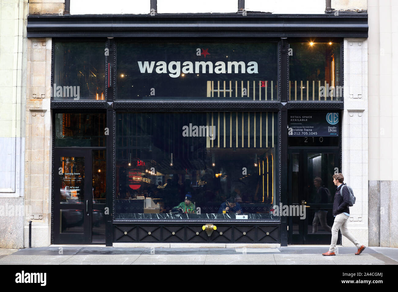 Wagamama, 210 Fifth Ave, New York, NY. escaparate exterior de un restaurante asiático en el Flatiron District de Manhattan. Foto de stock