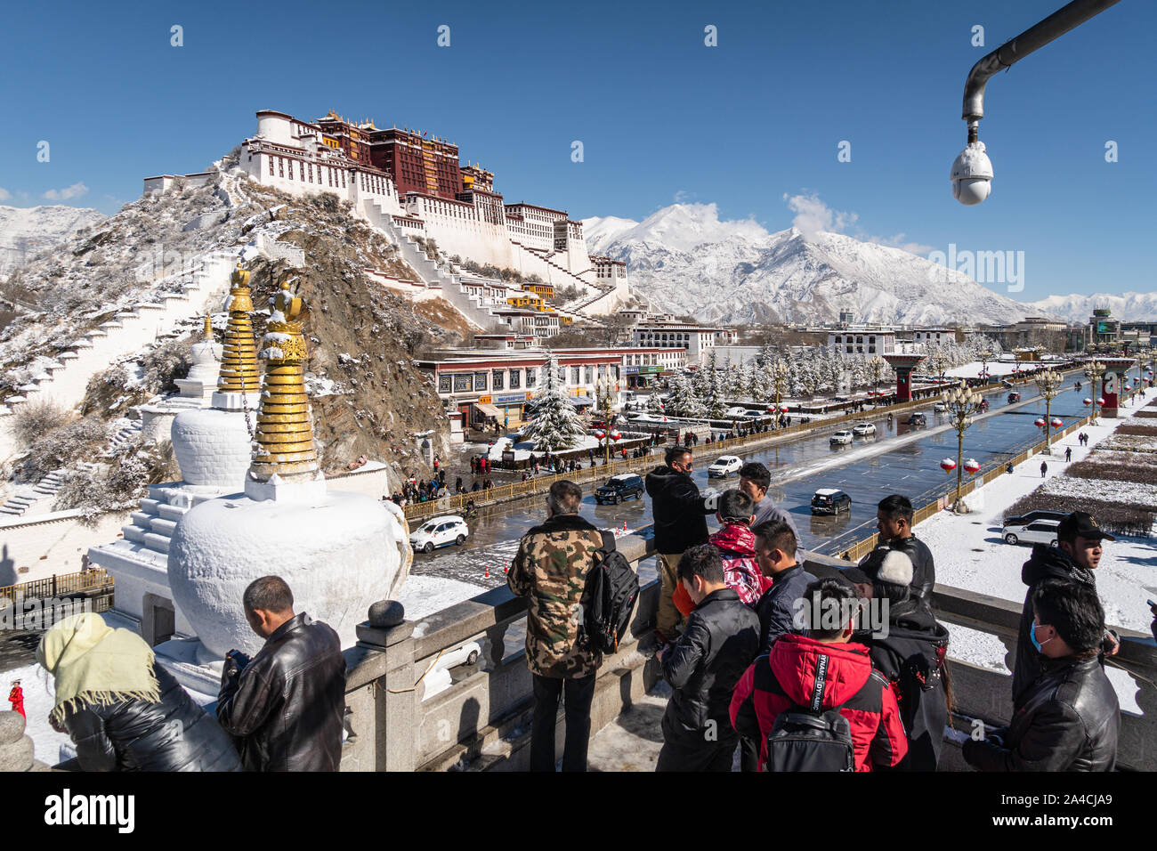 Lhasa, China - 26 de diciembre de 2018: turistas chinos disfrutar de la vista del famoso Palacio Potala desde el mirador de Lhasa en Tibet provincia en un soleado w Foto de stock