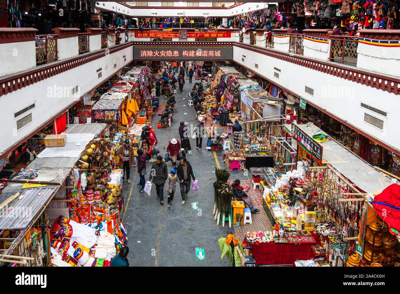 Lhasa, China - El 12 de diciembre de 2018: la gente tienda de productos tradicionales y artesanías en el mercado Dropenling en Lhasa en el Tíbet. Foto de stock