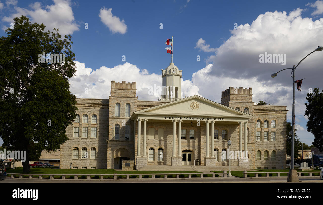 La empresa de Mason, Martin, Byrnes & Johnston diseñó este 1886 Hamilton County Courthouse en Hamilton, Texas Foto de stock