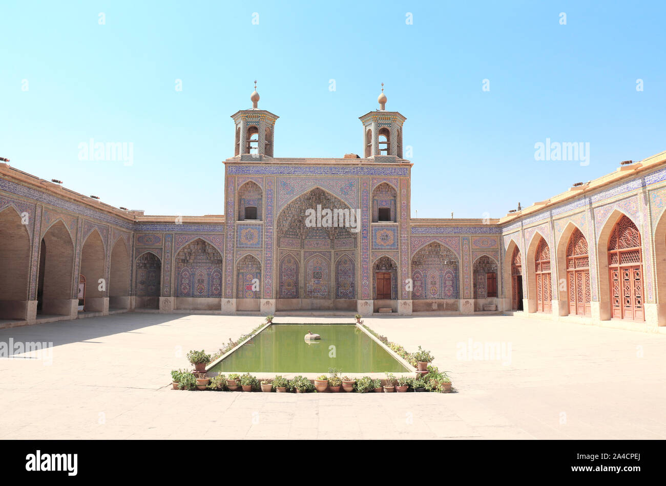Piscina en el tradicional patio de la mezquita de Nasir al-Mulk (Rosa mezquita) en Shiraz, Irán Foto de stock