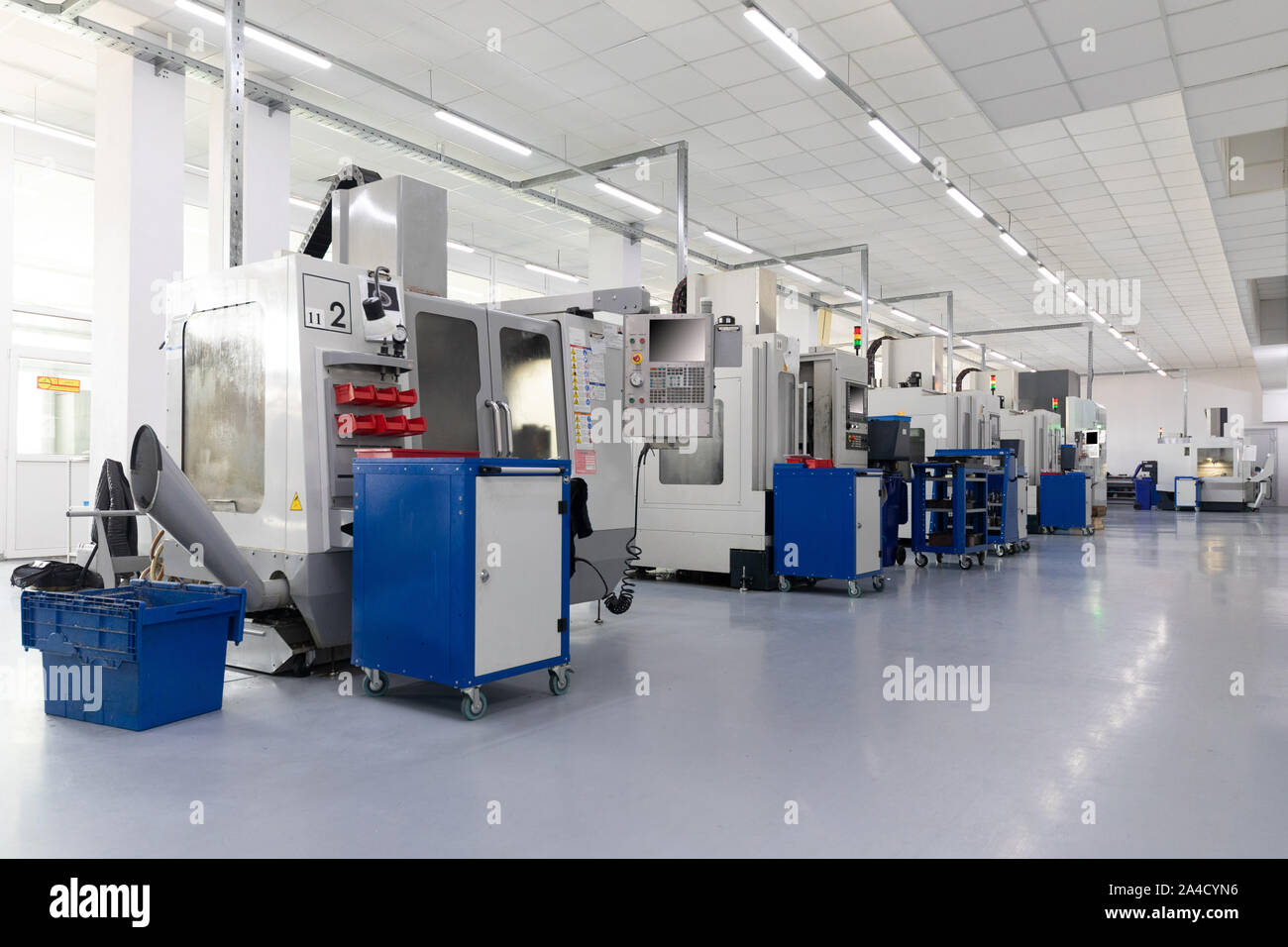 Fila de equipos que produzcan las piezas de metal en la unidad de fábrica  Fotografía de stock - Alamy