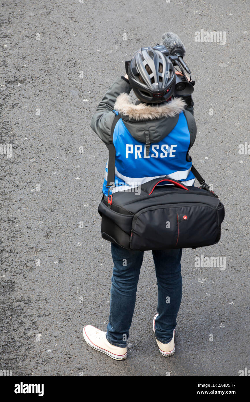 Periodista, con cámara de vídeo y un bolso, casco de seguridad y chaleco, en protesta contra la AFD conferencia del partido en Colonia, Foto de stock
