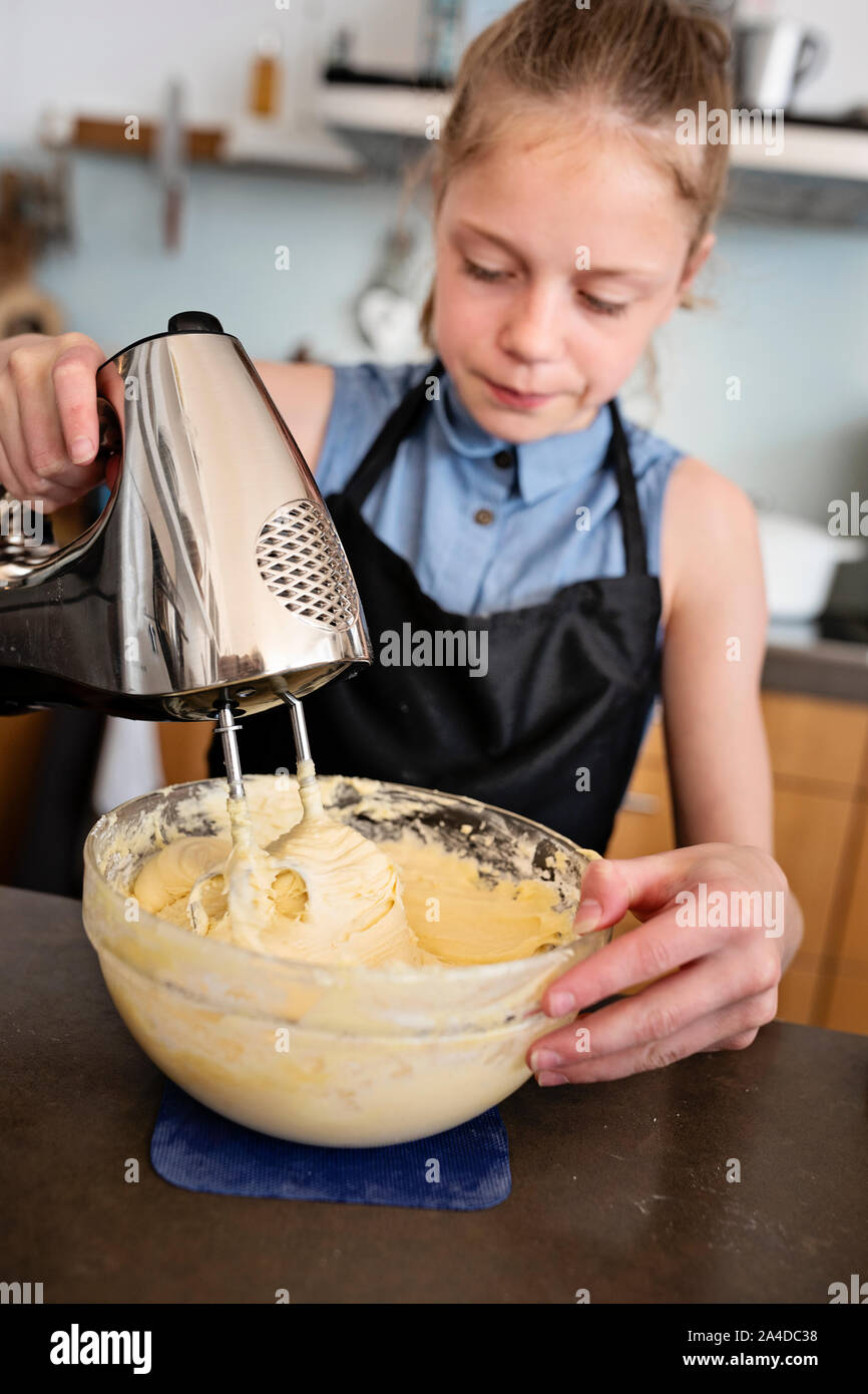 https://c8.alamy.com/compes/2a4dc38/nina-de-pie-en-la-cocina-hornear-un-pastel-2a4dc38.jpg