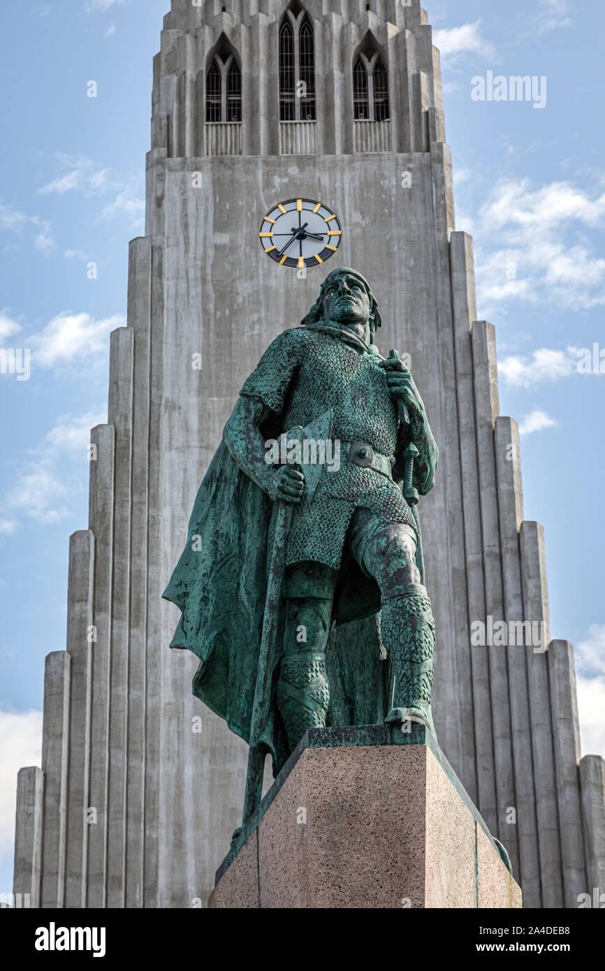 Estatua de Leif ERIKSSON, hijo de Erik el Rojo, el explorador islandés, Catedral moderna de HALLGRIMSKIRKJA, Reykjavik, Iceland Foto de stock