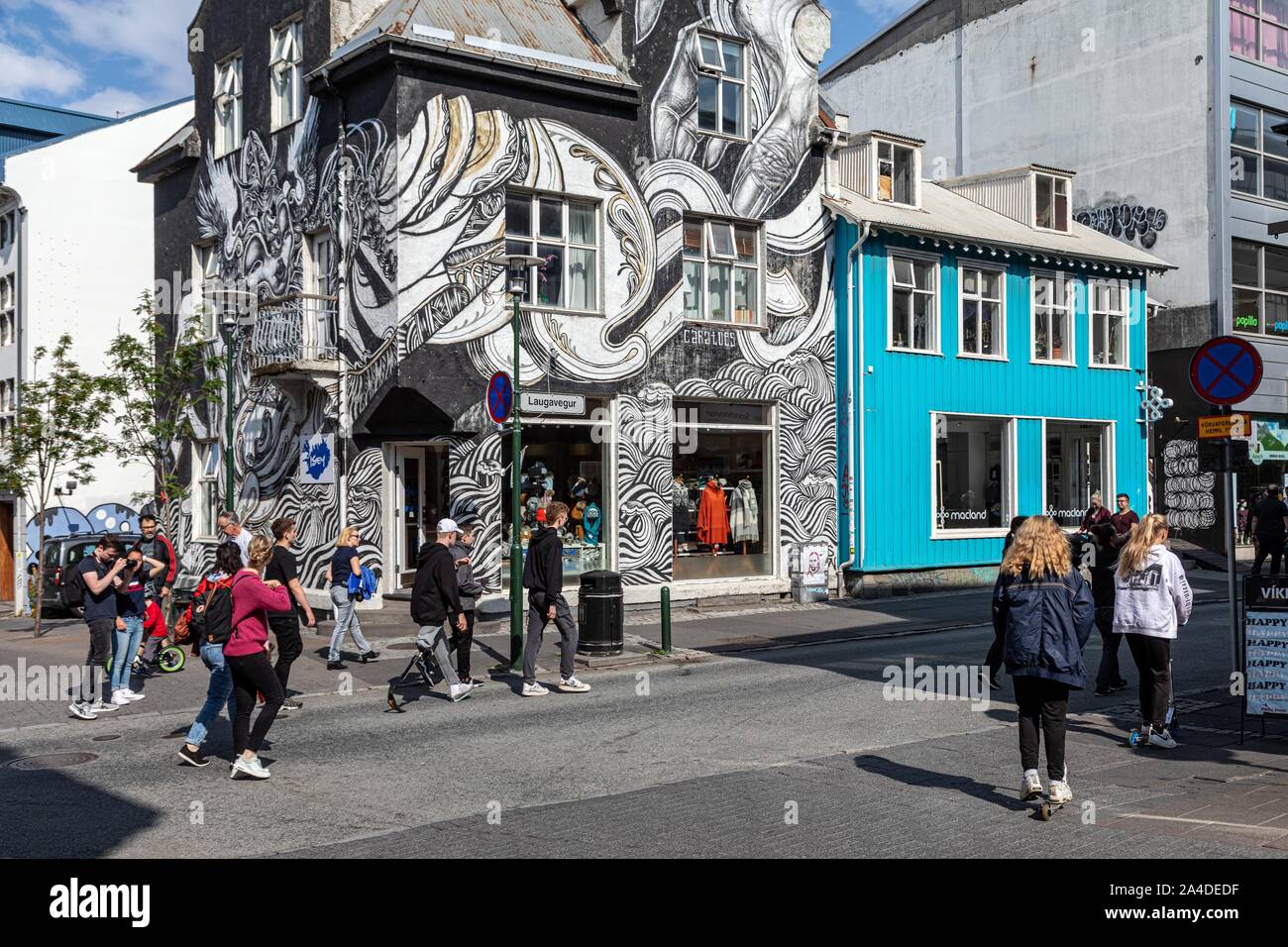 Tienda CARATOES, la pintura de la pared en el moderno centro de la ciudad, en Reikiavik, Islandia, Europa Foto de stock