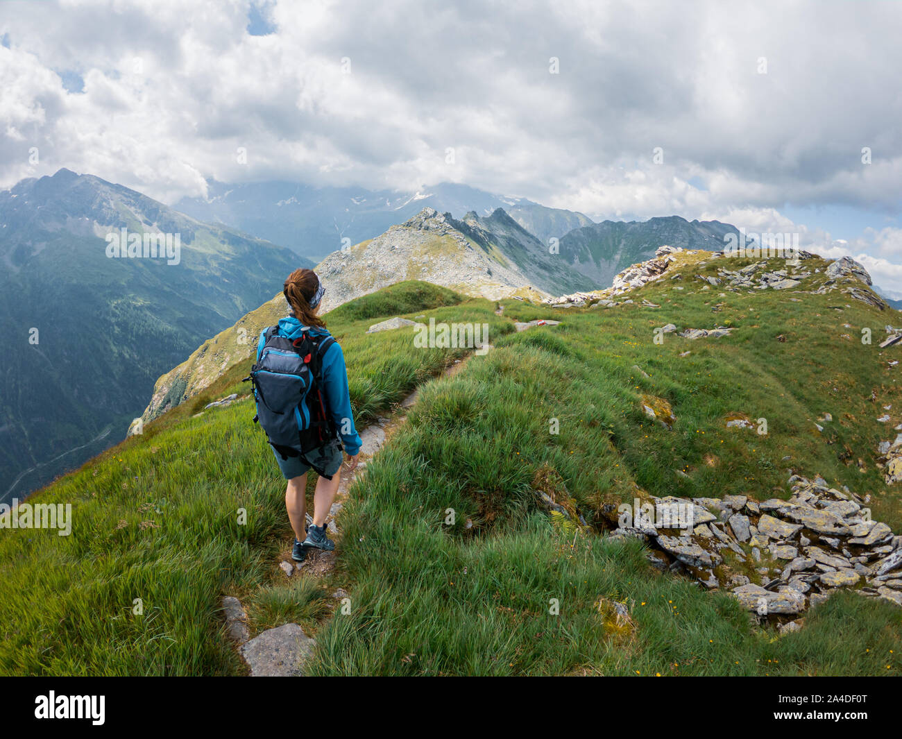 Mujer trekking por senderos de montaña, Alpes Austríacos, Bad Gastein, Salzburgo, Austria Foto de stock