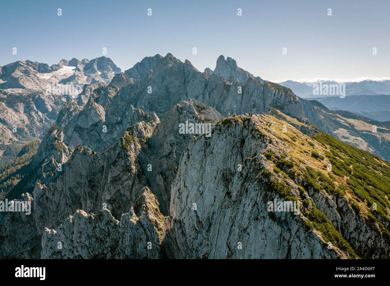 Los escaladores de pie en la parte superior del pico de montaña, Gosau, Gmunden, Upper Austria, Austria Foto de stock