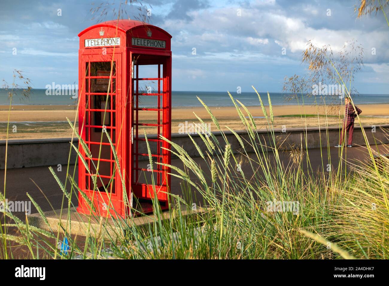 Rojo ENGLISH cabina telefónica, paseo a la orilla del mar, Dartmouth Courseulles-sur-Mer, Calvados, Normandía, Francia Foto de stock