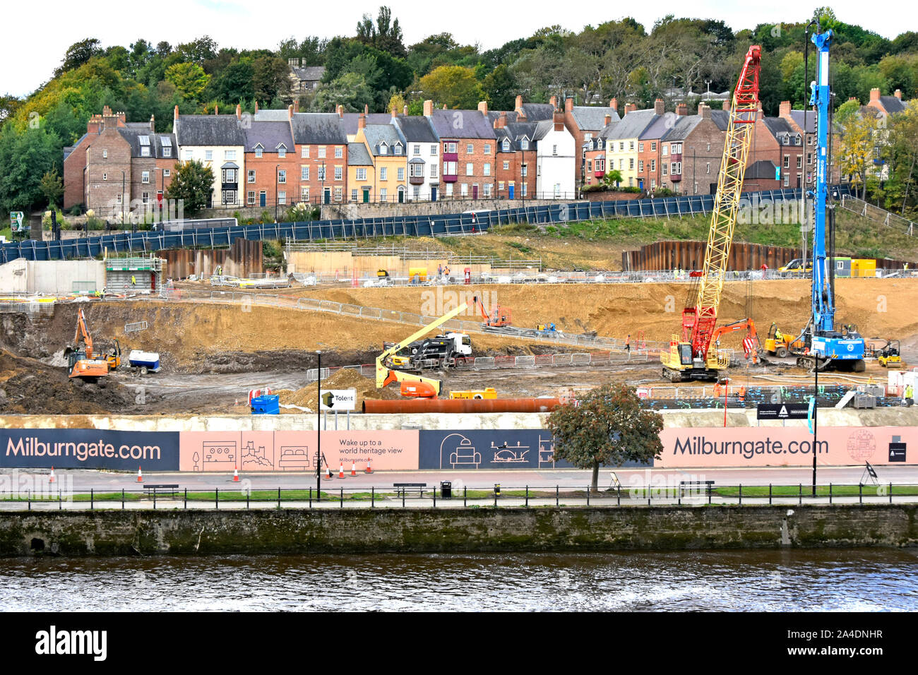 Fundación apilando trabajos en construcción en el sitio de desarrollo de propiedad de uso mixto Milburngate junto al río el desgaste en la parte delantera de la carcasa de la Durham UK Foto de stock