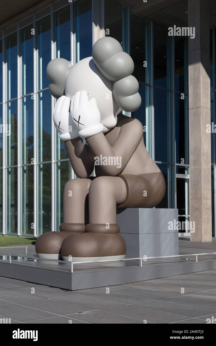 La escultura Companion (Paso), por el artista KAWS (Brian Donnelly) en el  Museo de Arte Moderno de Fort Worth, Texas Fotografía de stock - Alamy