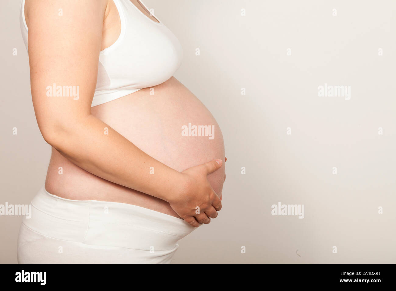 El vientre de una mujer embarazada Foto de stock