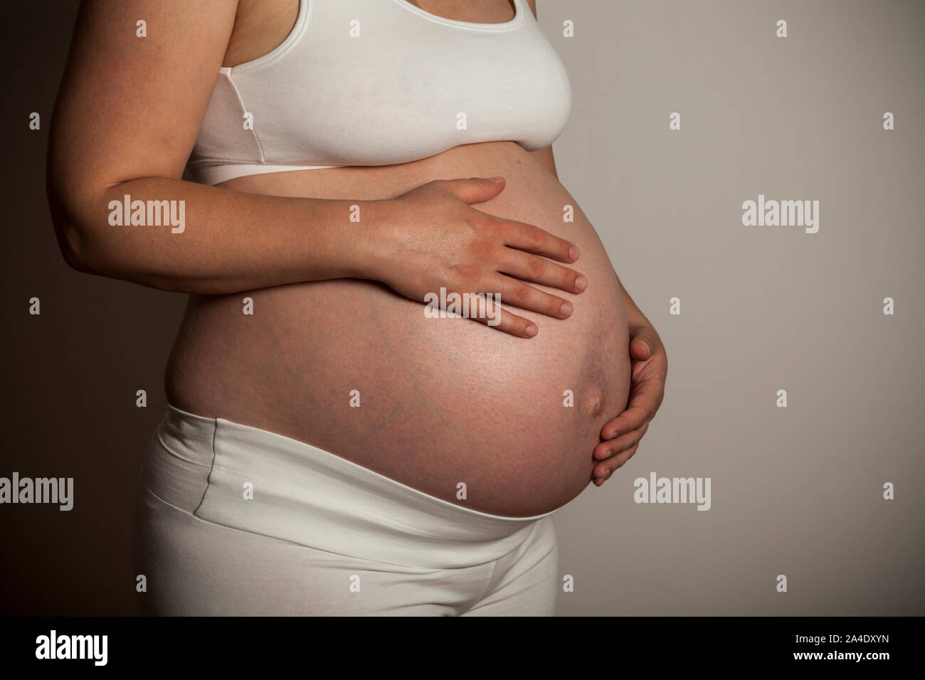 El vientre de una mujer embarazada Foto de stock