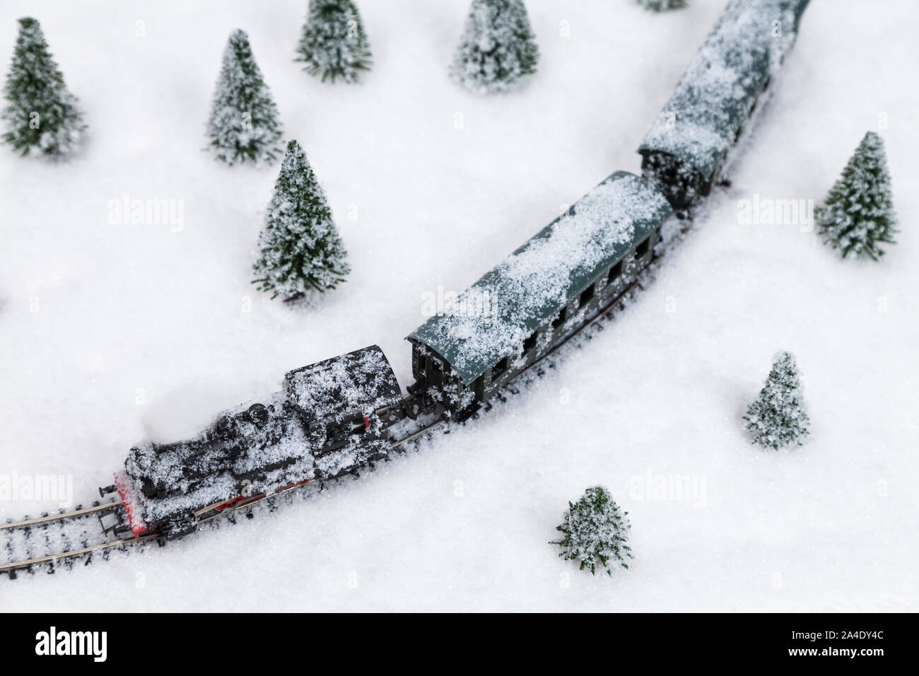 Tren de pasajeros en el paisaje nevado de invierno Foto de stock