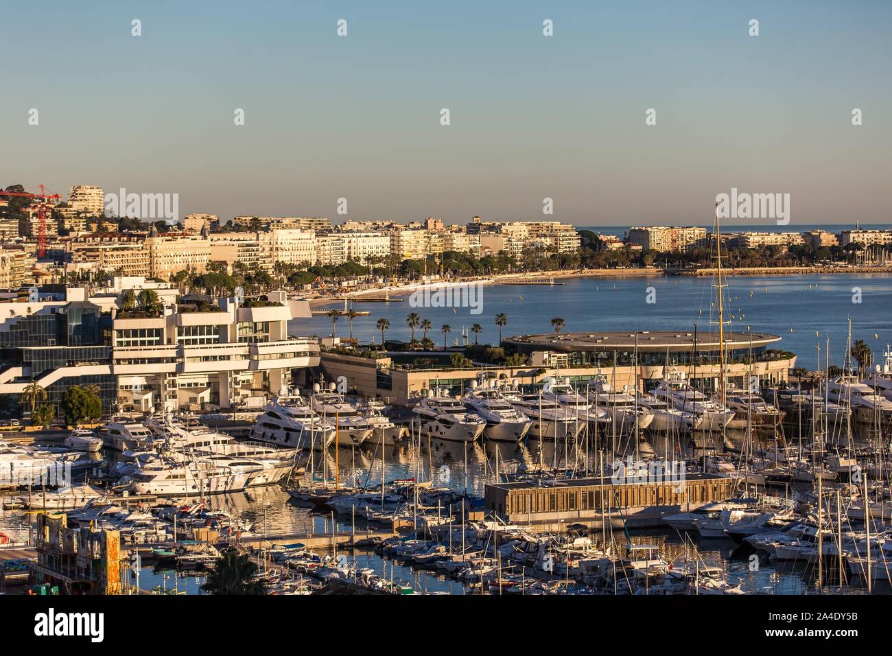 Centro de Convenciones Palais des Festivals, el puerto de Cannes, (06) Alpes Maritimes, región SUD Foto de stock