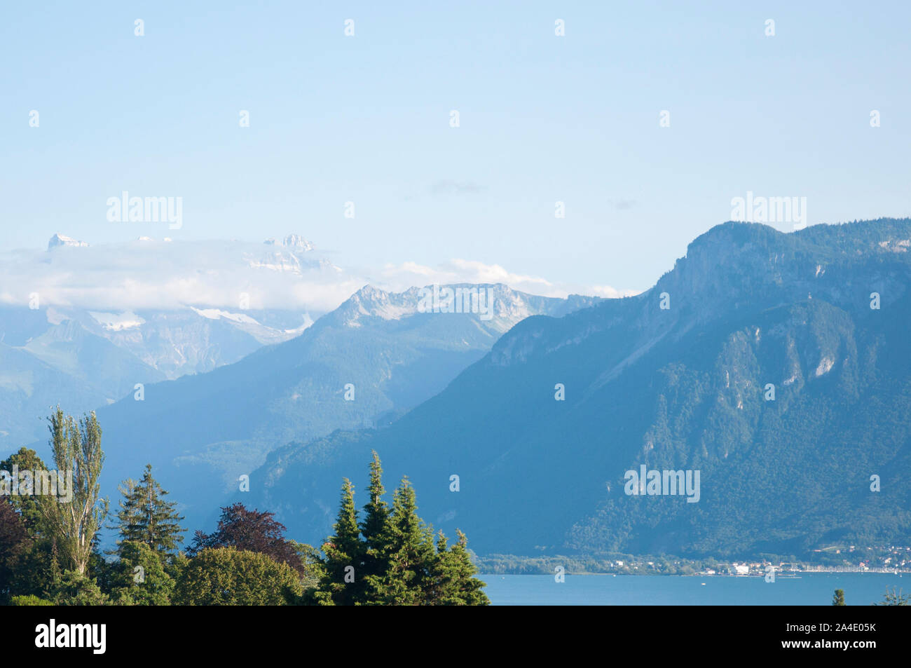 Las montañas nubladas sobre el lago de Ginebra en Suiza Foto de stock