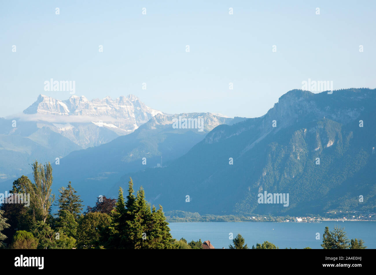 Las montañas nubladas sobre el lago de Ginebra en Suiza Foto de stock
