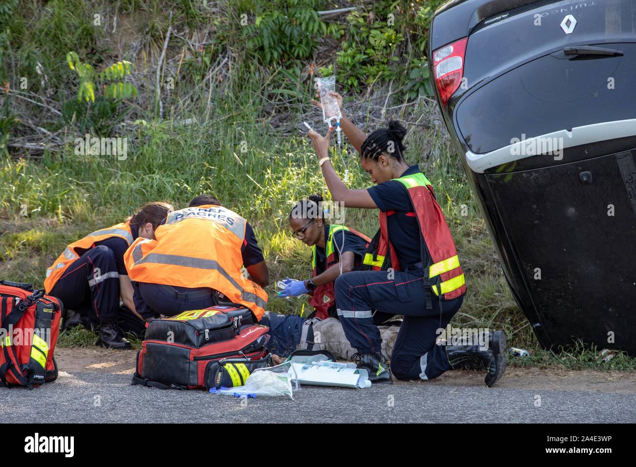 Los bomberos con las enfermeras de los servicios de rescate médico por un  accidente de tráfico con un coche, pimienta de cayena, Guayana Francesa,  departamento de ultramar, América del Sur, Francia Fotografía
