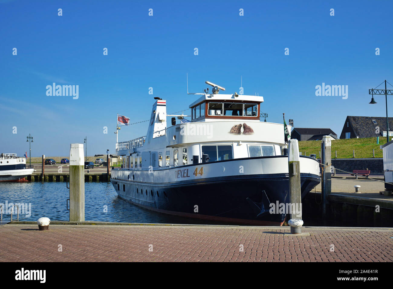 , Texel Oudeschild / Norte de Holanda - Agosto 2019: barco llamado 'Texel 44' que ofrece viajes de ida y vuelta turística en Puerto Oudeschild anclado en la isla de Texel Foto de stock