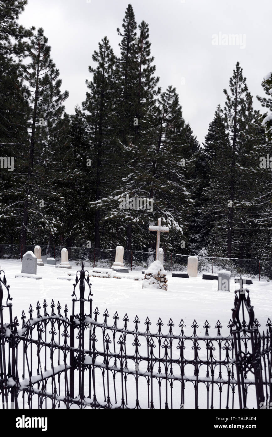 Cementerio de la ciudad en el antiguo pueblo minero de Johnsville, ahora abandonadas excepto por unas pocas residencias y la Puerta de Hierro, un popular roadhouse Foto de stock