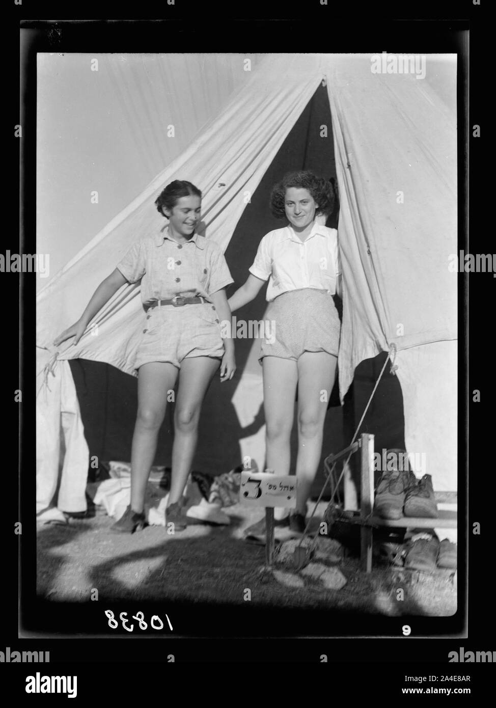La época de vendimia Zikh'ron Ya'aqov, 24 de julio de 1939. Jóvenes doncellas abra su tienda para un nuevo día Foto de stock