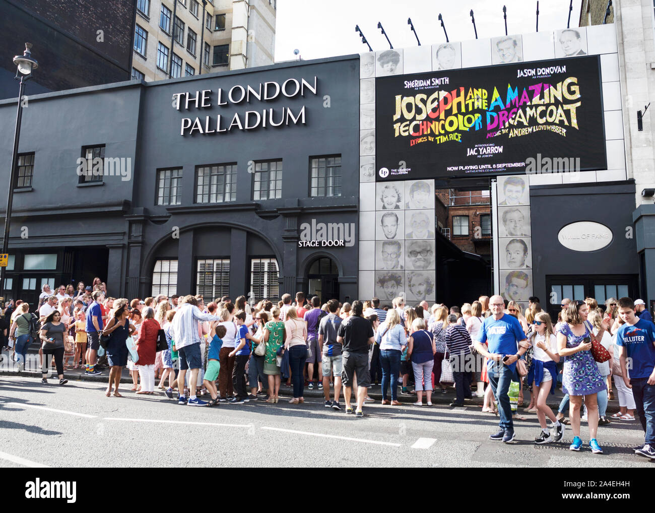 London Palladium, Stage Door, Joseph y el asombroso Technicolor Dreamcoat, aficionados esperando ver a Jason Donovan. Jason Donovan (ver imagen 2A4EH2G Foto de stock