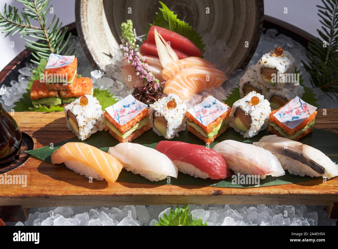 La comida tradicional japonesa, el sushi. La comida asiática. Cocina Japonesa. La comida japonesa. Fotografía de alimentos. La cultura japonesa de alimentos. Foto de stock