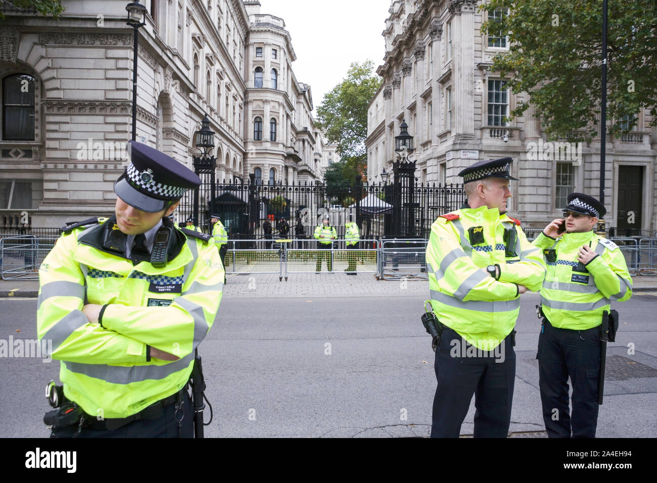 La policía británica fuera de las puertas de Downing Street, Whitehall, Londres, Reino Unido. Foto de stock