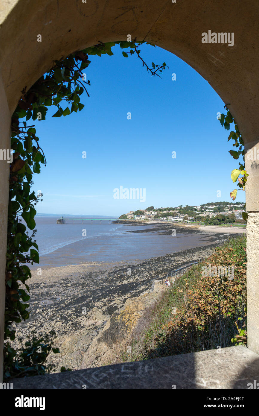 Vista de la playa y del muelle desde "El Mirador", Clevedon, Somerset, Inglaterra, Reino Unido Foto de stock