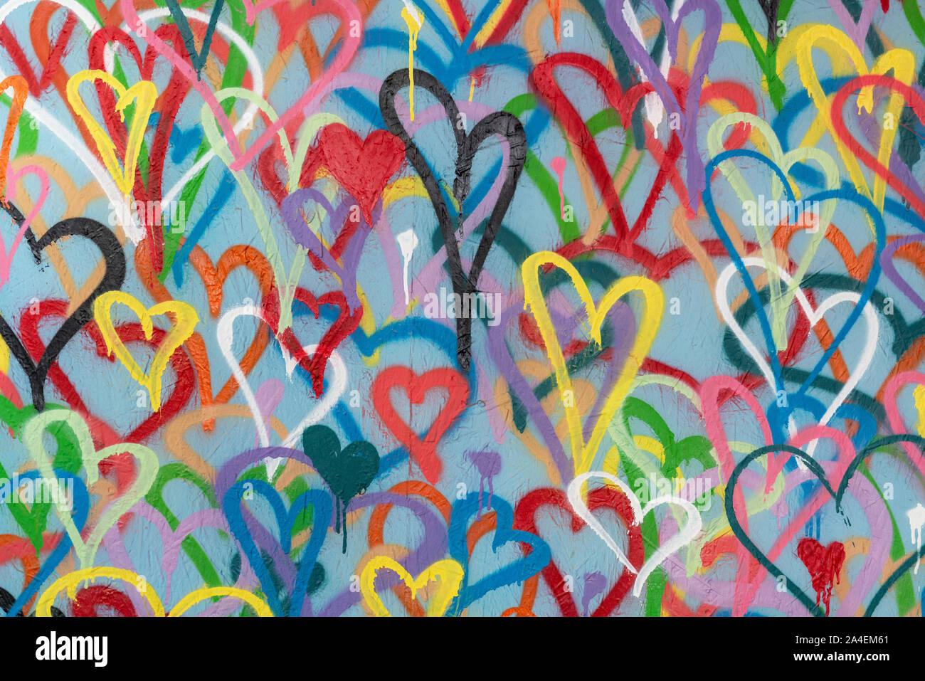 Foto de corazones coloridos dibujos en una pared. Foto de stock